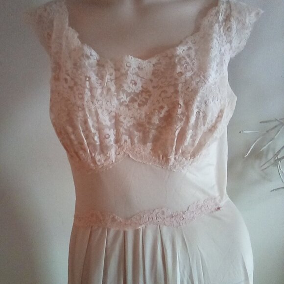 Olga Vintage NWT Black Long Flowing  Negligee Size M And Vanity Fair Negligee 36 - Picture 13 of 15